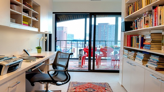Buat ruang kerja di rumah nyaman dan modern
